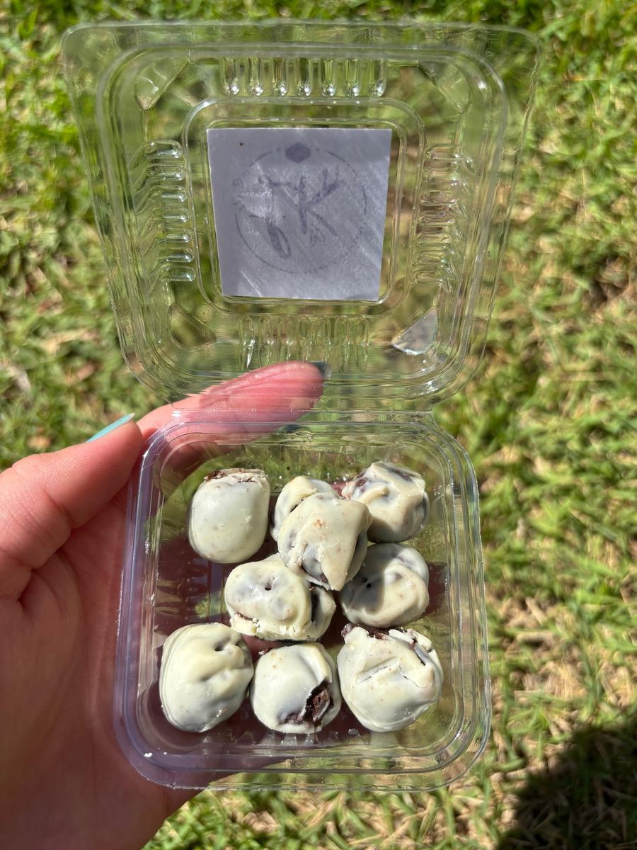 Bites de brownie LK cobertos com chocolate branco