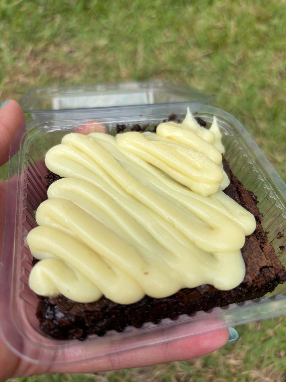 Brownie LK coberto com creme de chocolate branco