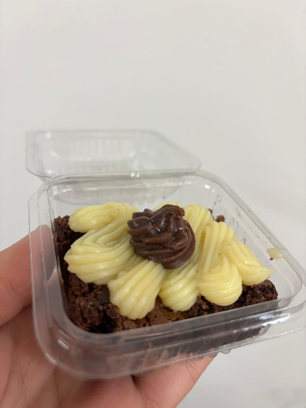 Brownie LK mesclado com chocolate branco e chocolate meio amargo